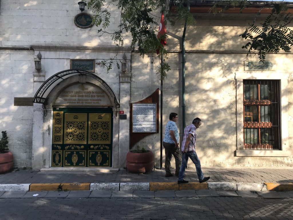 Hasan Hüsameddin Uşşâki türbesi - kapı, türbe yazısı